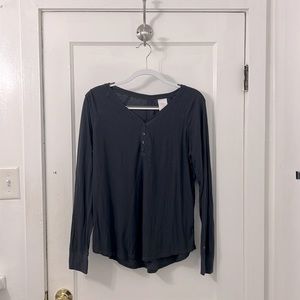 Gray long sleeve shirt